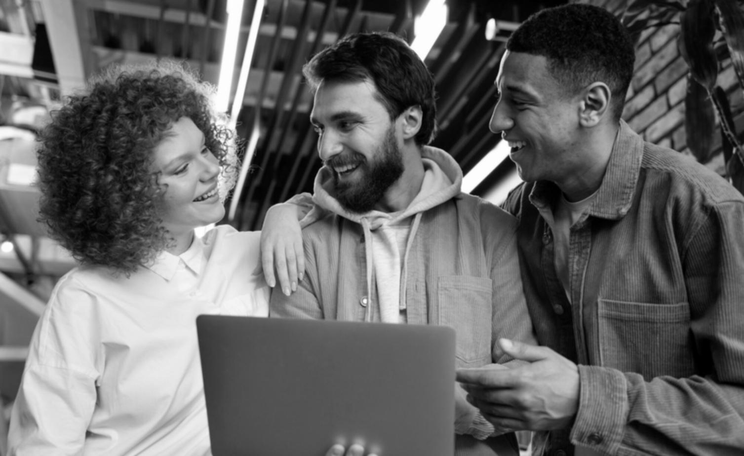 Praktische Finanzberatung in modernem Büroumfeld